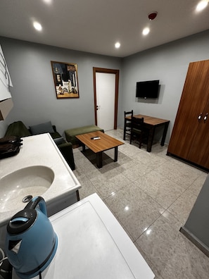 Appartement Standard | Cuisine privée | Réfrigérateur, micro-ondes, plaque de cuisson, bouilloire électrique