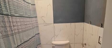 Douche, serviettes fournies, savon, papier de toilette