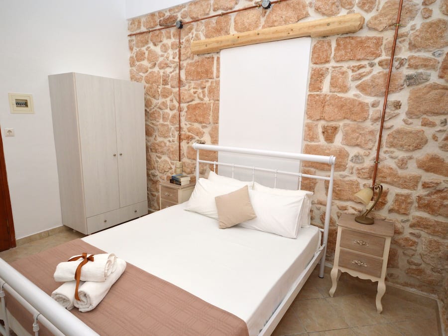 Quarto casal básico, vista para o pátio | Cofres nos quartos, Wi-Fi de cortesia