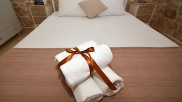 Chambre Double, vue cour intérieure | 2 chambres, coffres-forts dans les chambres, Wi-Fi gratuit