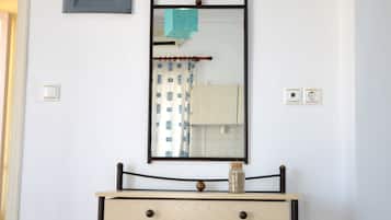 Chambre Double, vue cour intérieure | 2 chambres, coffres-forts dans les chambres, Wi-Fi gratuit
