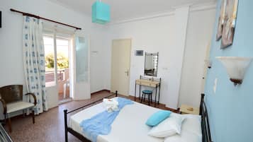 Chambre Double, vue cour intérieure | 2 chambres, coffres-forts dans les chambres, Wi-Fi gratuit
