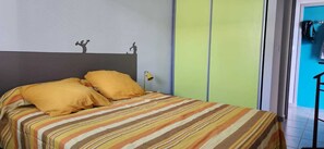 4 habitaciones, escritorio y tabla de planchar con plancha