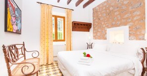 7 chambres, coffre-fort, fer et planche à repasser