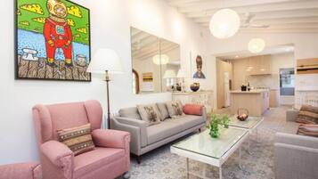 TV connectée, table de tennis de table, livres, chaßne hi-fi