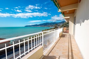 A balcony with a view of the sea and distant mountains. - Mare di Liguria Apartment (Sanremo)