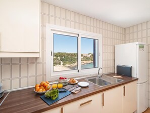 Kühlschrank, Mikrowelle, Ofen, Wasserkocher mit Kaffee-/Teezubehör