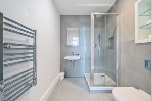 Secador de cabelo, toalhas de banho, papel higiênico 