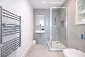 Free toiletries, hair dryer, towels, toilet paper - Roomspace Apartments - Syward Place (Chertsey)
