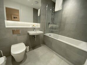 Hiustenkuivaaja, pyyhkeet, vessapaperi