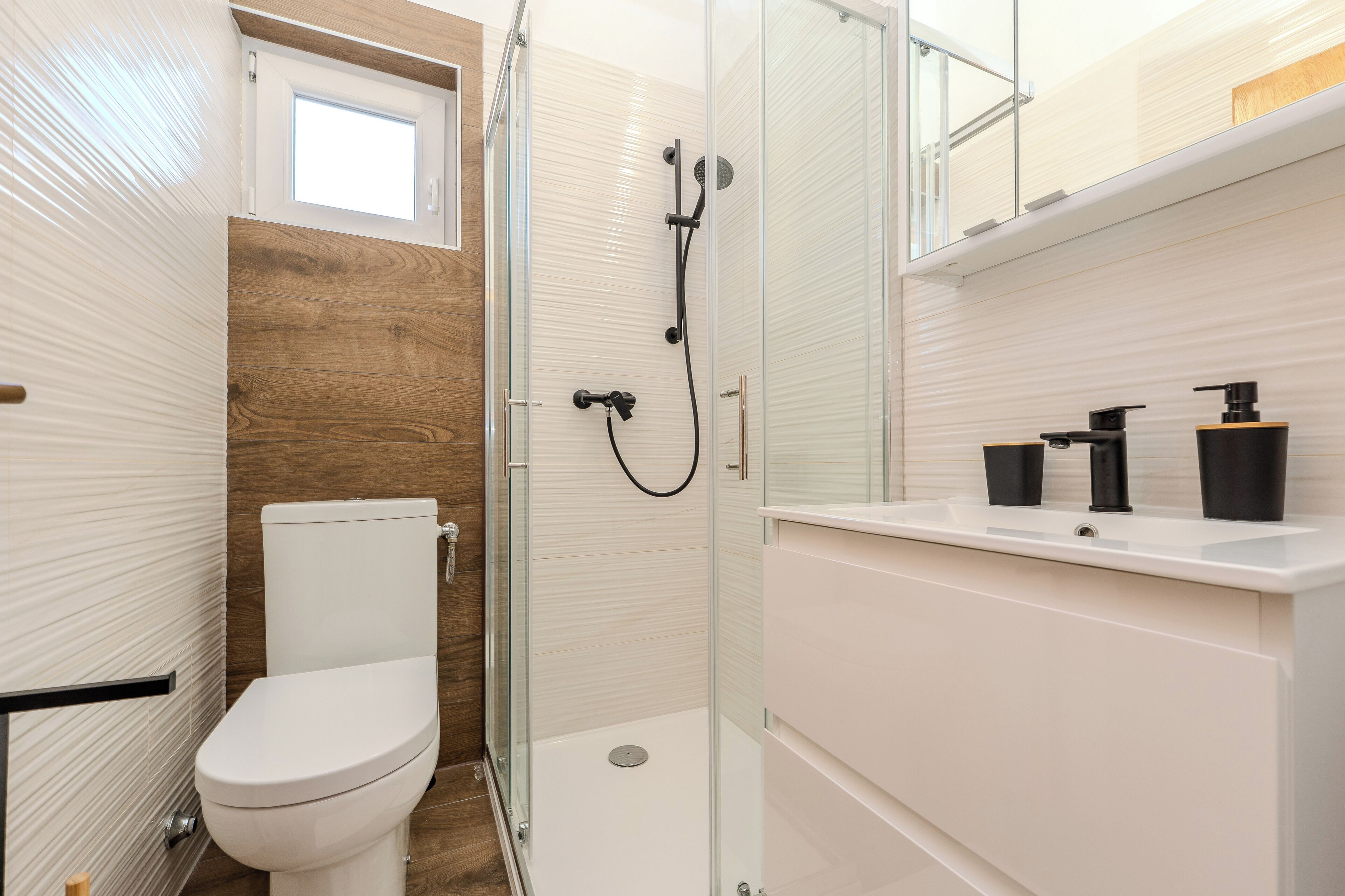 Basic Apartment | Bathroom | Shower, hair dryer, towels