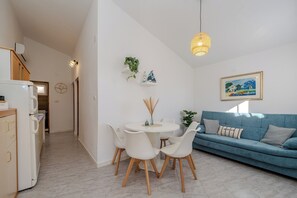 Departamento básico | Área de sala de estar | Televisión de pantalla plana de 100 cm con canales por cable 