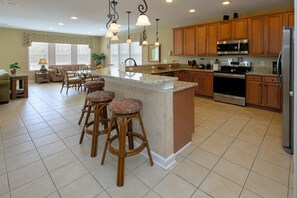 冷蔵庫、電子レンジ、オーブン、コンロ