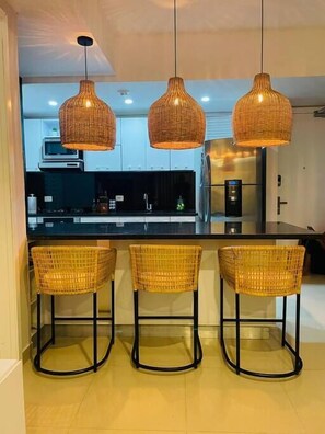 Frigorífico, microondas, placa de cocina y cafetera o tetera