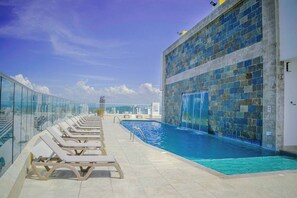 A rooftop pool area with lounge chairs and a water feature. - SPECTACULAR Jewel @ Palmetto Beach Bocagrande 32th Floor (Cartagena de Indias)