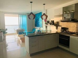 Réfrigérateur, four à micro-ondes, un four, surface de cuisson