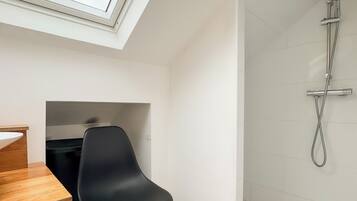 Douche, articles de toilette écologiques, sèche-cheveux, savon