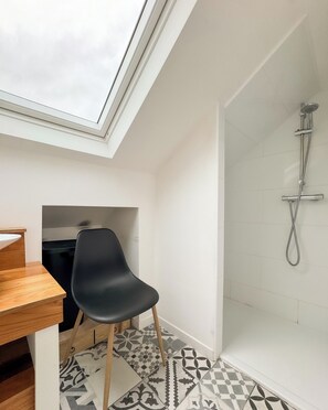 Douche, articles de toilette écologiques, sèche-cheveux, savon