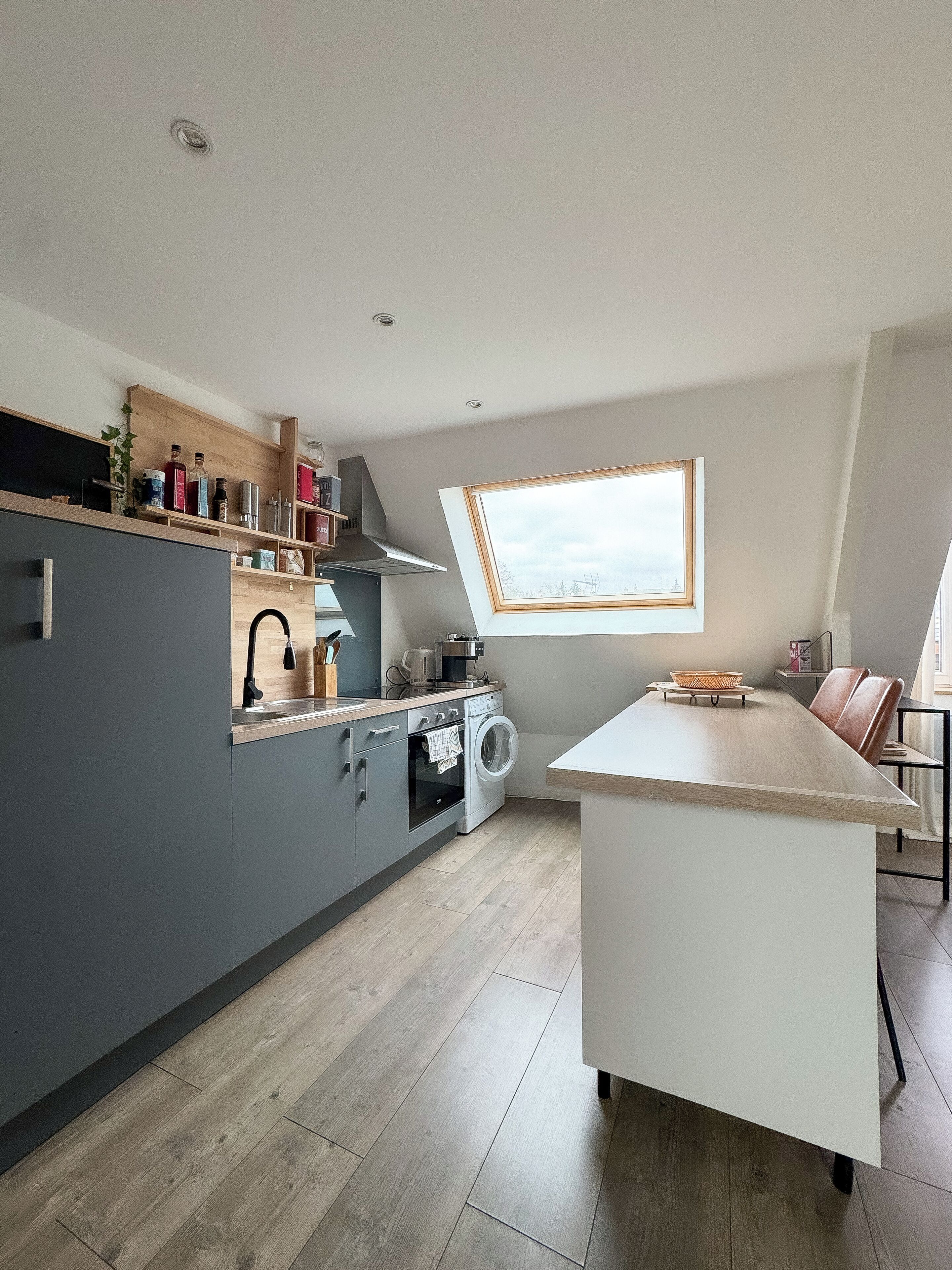 Microwave, oven, stovetop, coffee/tea maker