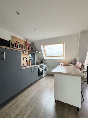 Micro-ondes, four, plaque de cuisson, cafetière/bouilloire