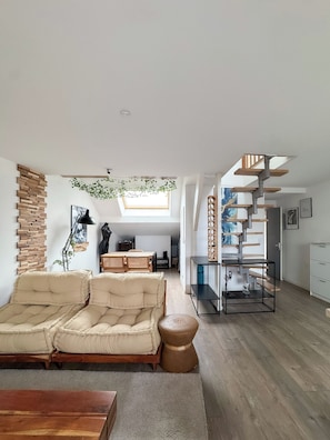 Flat-screen TV, books - Duplex Centre Ville (Caen)