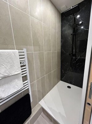 Een haardroger, handdoeken, zeep, toiletpapier