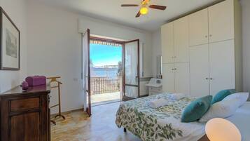 4 kamar tidur, ruang kerja ramah laptop, Wi-Fi gratis, dan seprai linen