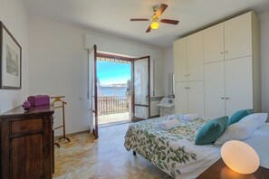 4 kamar tidur, ruang kerja ramah laptop, Wi-Fi gratis, dan seprai linen