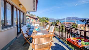 Family Villa, Multiple Bedrooms, 2 Bathrooms, Mountainside (Blooming Villa Cos Lake View) | Outdoor dining