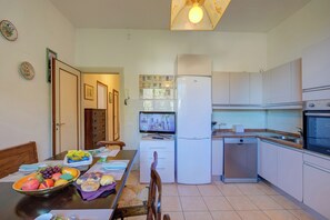 Lemari es, microwave, oven, dan kompor