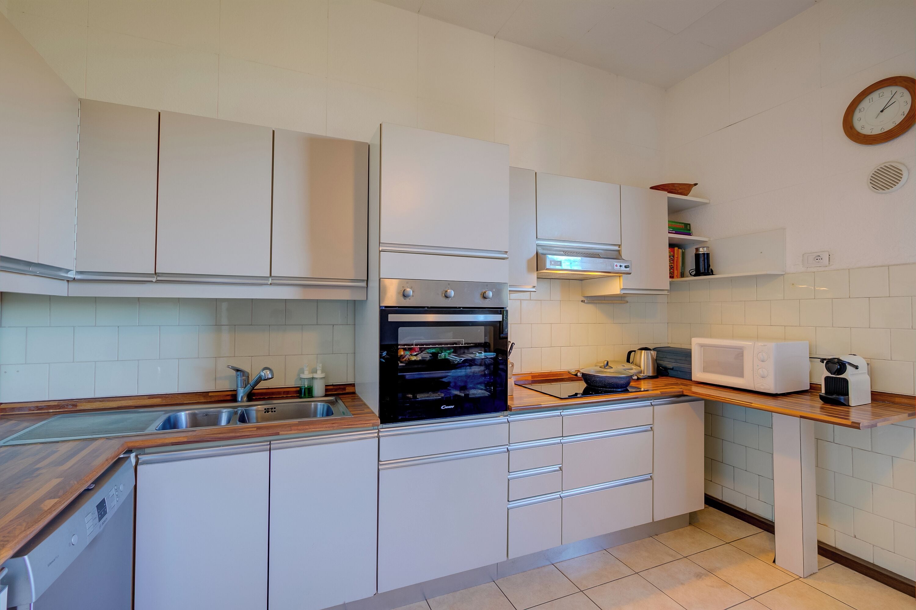 Family Villa, Multiple Bedrooms, 2 Bathrooms, Mountainside (Blooming Villa Cos Lake View) | Private kitchen | Fridge, microwave, oven, stovetop