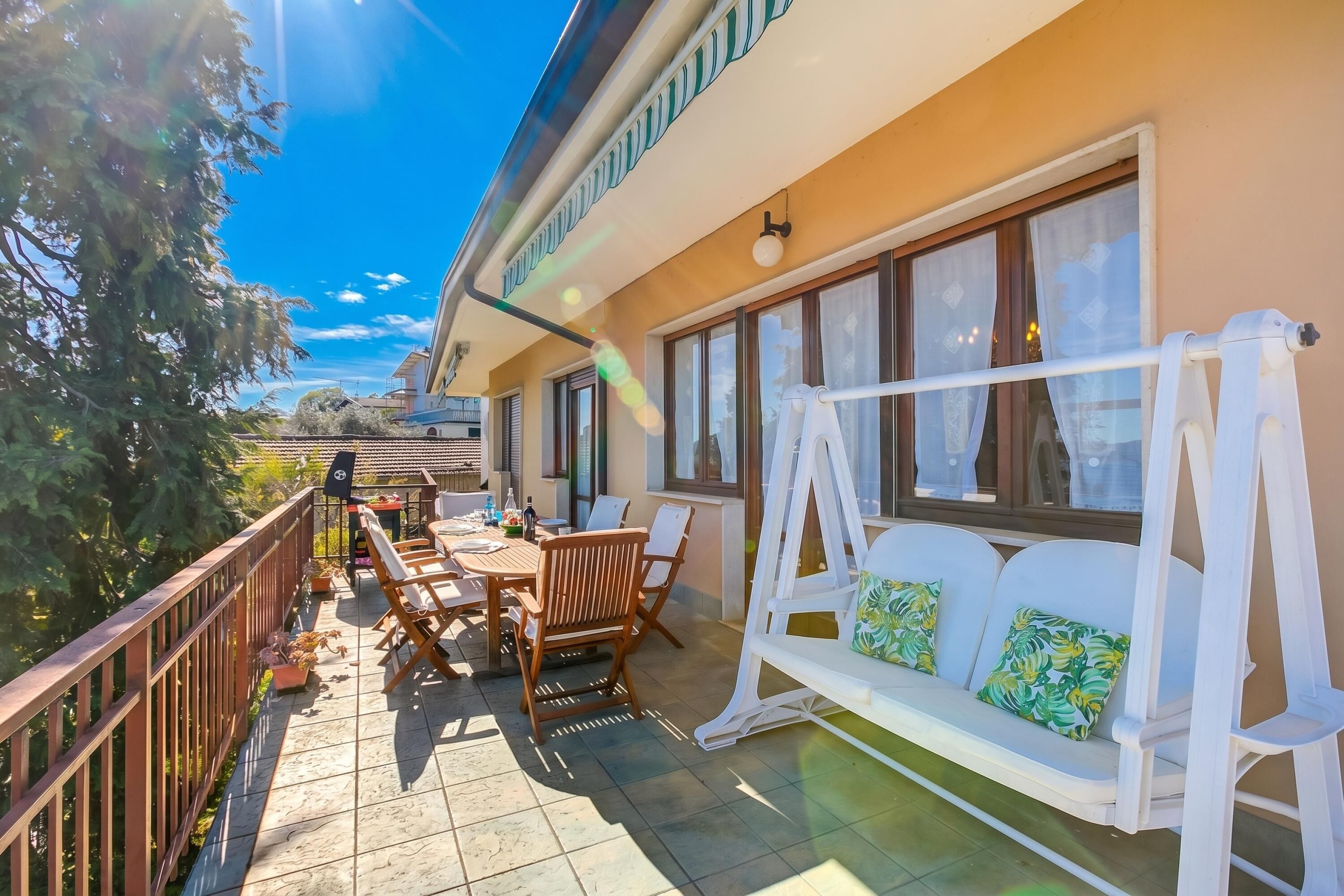 Villa familiar, 4 habitaciones, 2 baños, junto a la montaña (Blooming Villa Cos with Garden and) | Restaurante al aire libre