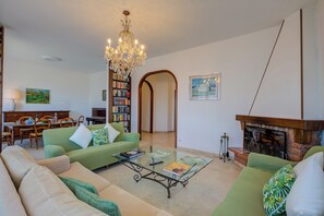 21 吋平面電視連數碼電視頻道、壁爐