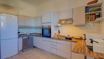 Lemari es, microwave, oven, dan kompor