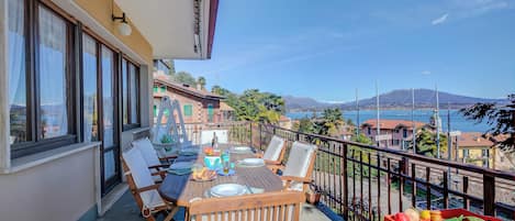 Family Villa, Multiple Bedrooms, 2 Bathrooms, Mountainside (Blooming Villa Cos Lake View) | Outdoor dining