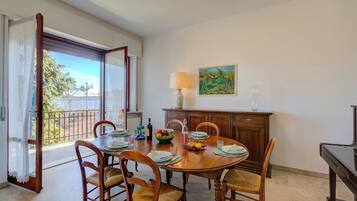 Villa familiare, 4 camere da letto, 2 bagni, lato montagna (Blooming Villa Cos with Garden and) | Pasti