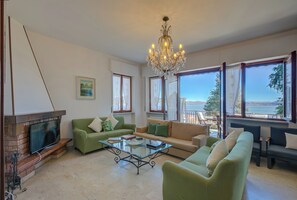 21-inch flat-screen TV with digital channels, fireplace - Blooming Villa Cos Lake View (Belgirate)