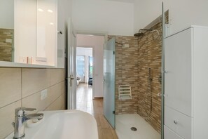 Family Apartment, Multiple Bedrooms (Il Giardino Di Dante Stresa Center) | Bathroom