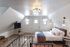 1 soverom, skrivebord, strykejern/-brett og reiseseng for barn