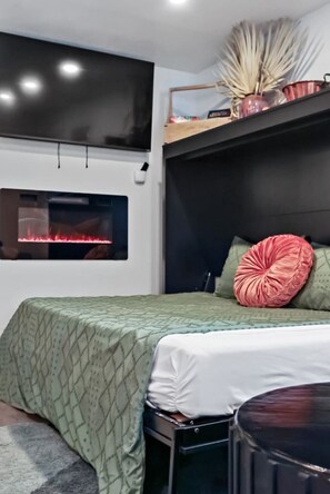 1 dormitorio, escritorio, tabla de planchar con plancha y cuna de viaje