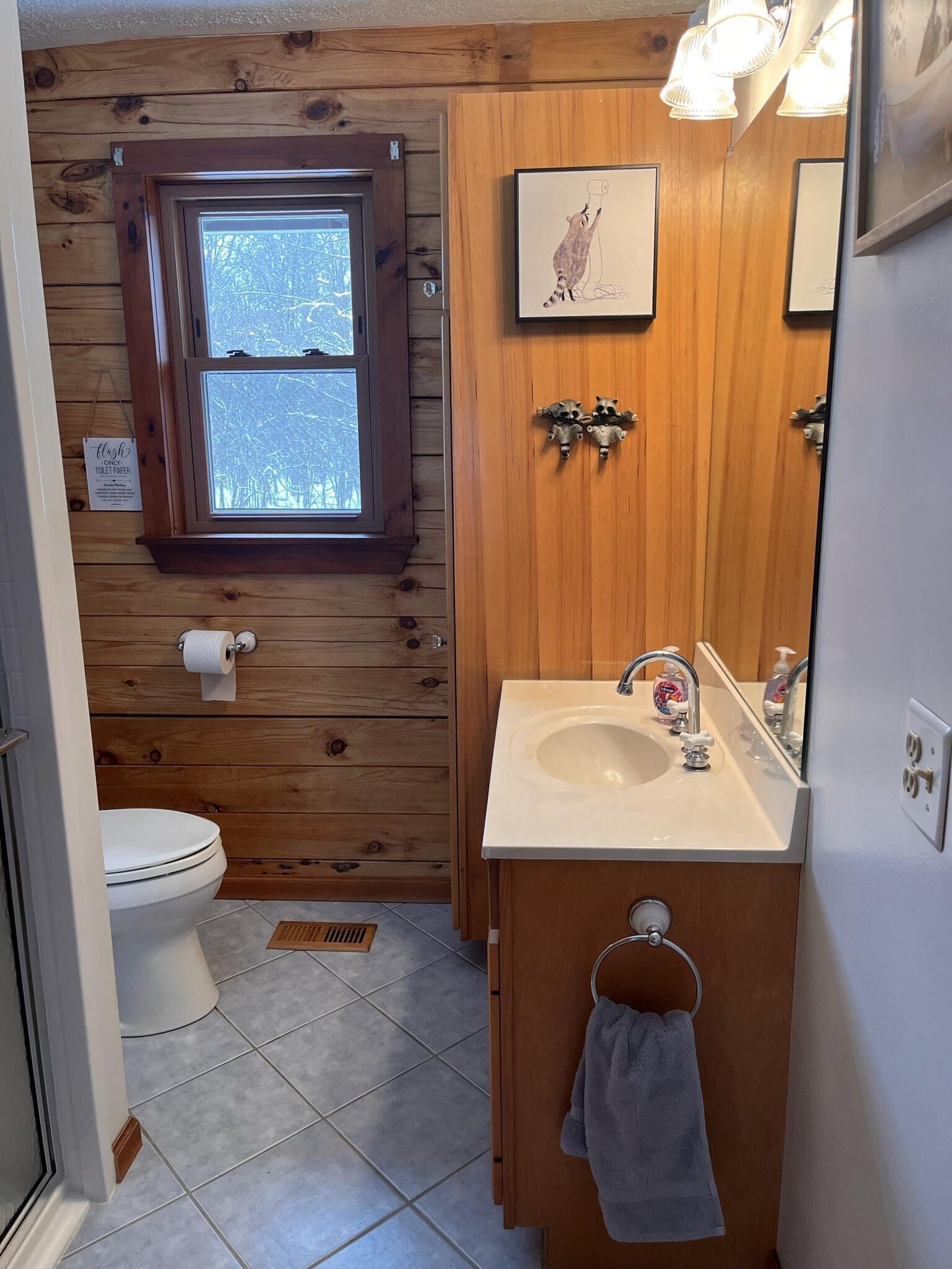 Een douche, een haardroger, handdoeken, zeep