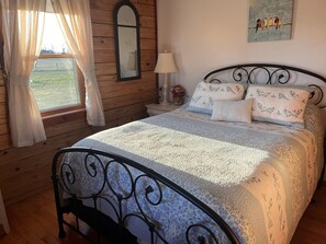 3 slaapkamers, een strijkplank/strijkijzer, gratis wifi, beddengoed