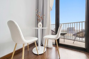 Estudio de diseñador, balcón, vista a la ciudad | Sábanas de algodón egipcio y ropa de cama de alta calidad 