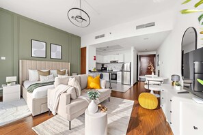 Estudio clásico, balcón, vista a la ciudad | Sábanas de algodón egipcio y ropa de cama de alta calidad 