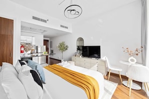 Estudio de diseñador, balcón, vista a la ciudad | Sábanas de algodón egipcio y ropa de cama de alta calidad 