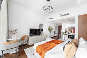 Monolocale Deluxe, balcone, vista città | Biancheria in cotone egiziano, biancheria da letto di alta qualità