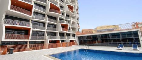 Una piscina al aire libre