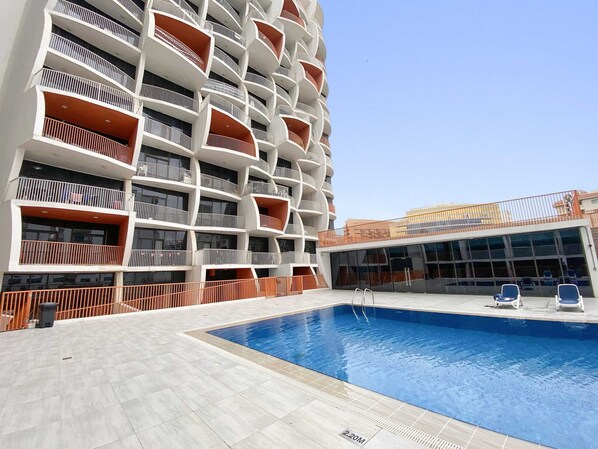 Outdoor pool - Silkhaus Binghatti Pearl - DSO (Dubai)