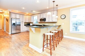 冷蔵庫、電子レンジ、オーブン、コンロ