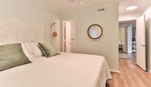 2 bedrooms, WiFi, bed sheets - Newly Renovated Peaceful Oasis-Walk to the Beach! (North Myrtle Beach)